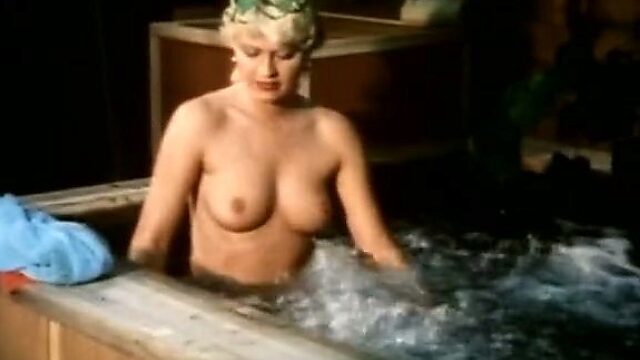Juggy vintage blonde masturbating her pussy in the jacuzzi