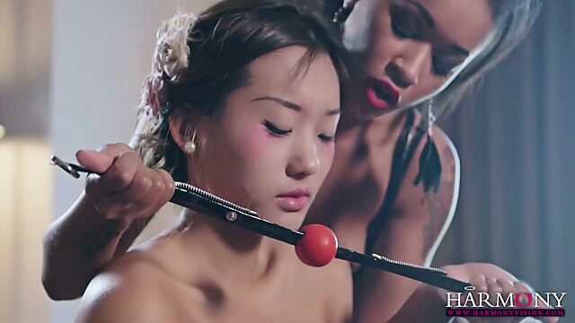 Покорную китайскую девушку Алину Ли как следует отстрапонили две лесбиянки