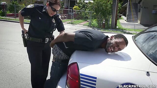 Две озабоченные тёлки в полицейской униформе отлавливают темнокожих преступников