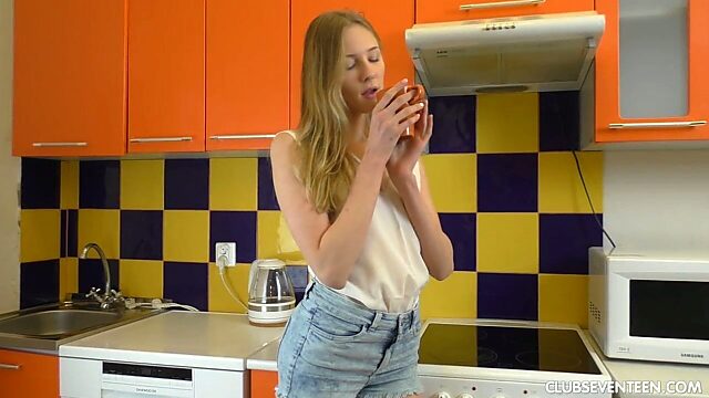Молодая домохозяйка София трахает свою аппетитную киску на кухне