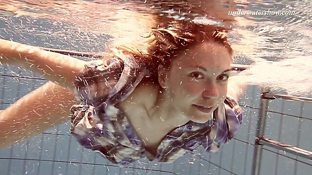 Рыженькая пловчиха Ива Брызгина устраивает стриптиз под водой