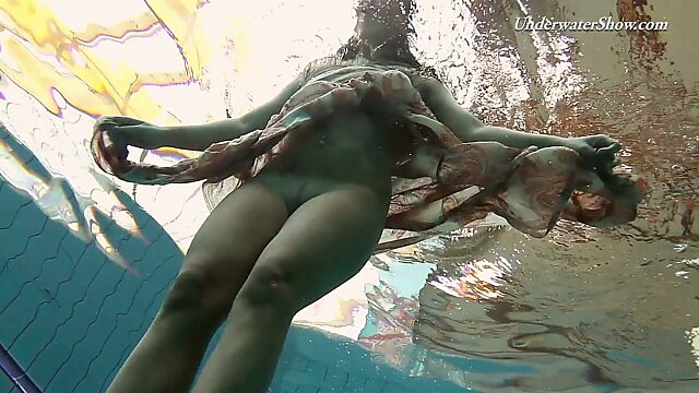 Очаровательная пловчиха Красула Федорчук раздевается под водой