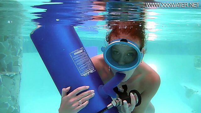 Опытная водолазка Мини Манга сосёт свой любимый фаллоимитатор под водой