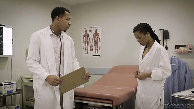 Сексуальная темнокожая медсестра Кира Ноир трахается с доктором прямо в палате