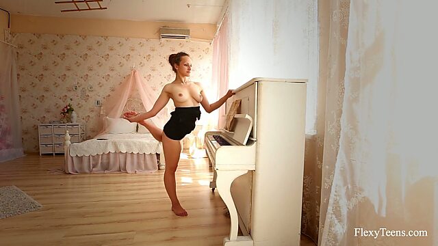 Изящная балерина Нино Беловер показывает растяжку абсолютно голенькая