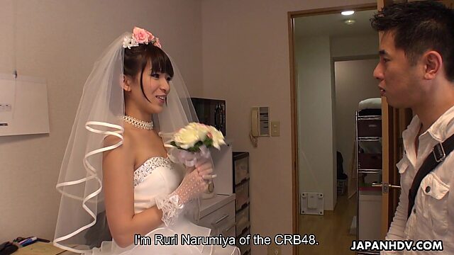 Японка в платье невесты ходит пор домам и трахает незнакомых мужиков