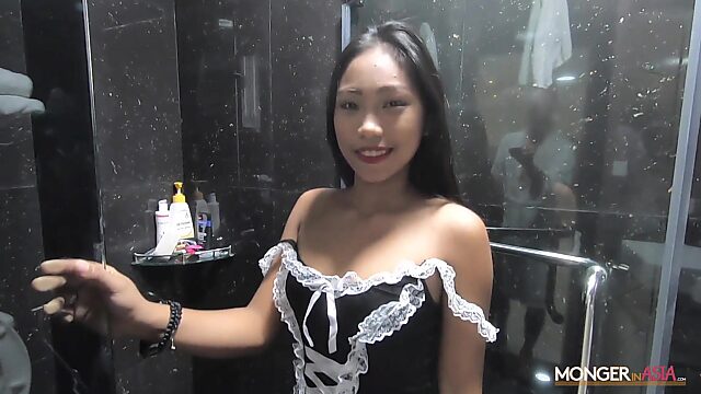 Sexy Filipina maid shows striptease in the shower