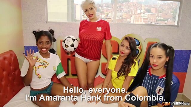 Футбольные фанатки из Колумбии  доводят друг друга до экстаза пальчиками