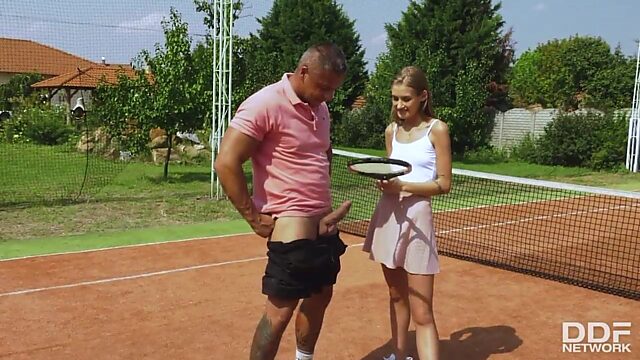 Теннисистка в короткой юбочке Тиффани Татум сосёт и трахается на теннисном корте