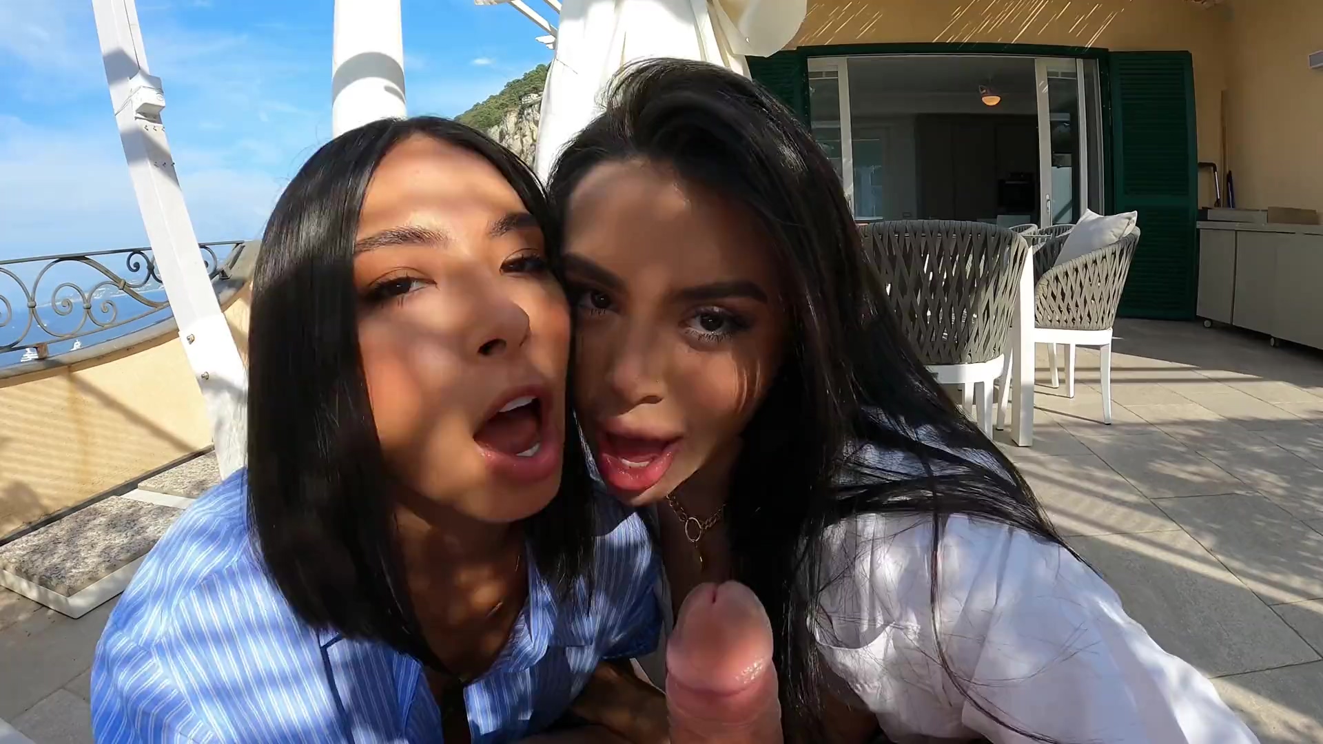 Deux superbes beautés latines minces étonnent un homme avec une double fell...