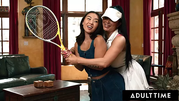 Romi Rain erteilt Kimmy Kimm eine lesbische Lektion