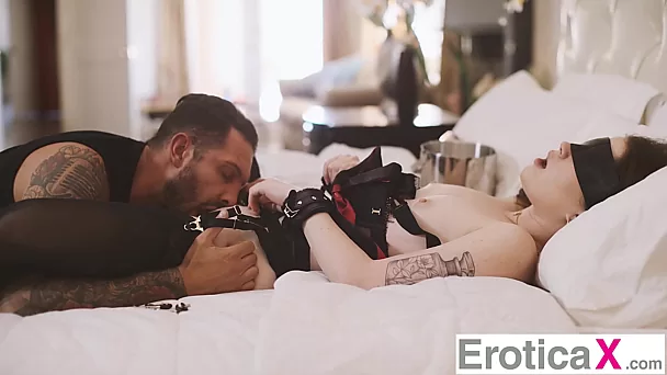 L'obéissante Evelyn Claire laisse son homme Quinton James faire ce qu'il veut de sa chatte