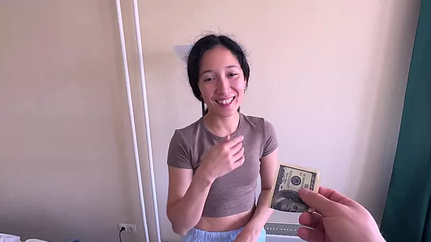 Eine dünne Putzfrau nahm Geld und hatte Sex mit ihm (POV)