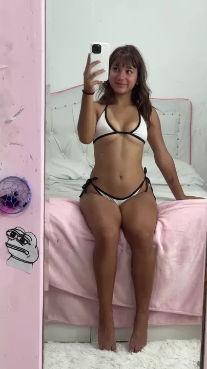 Можете смело просунуть голову между этими бедрами, но я не могу обещать, что вы ее вернете.